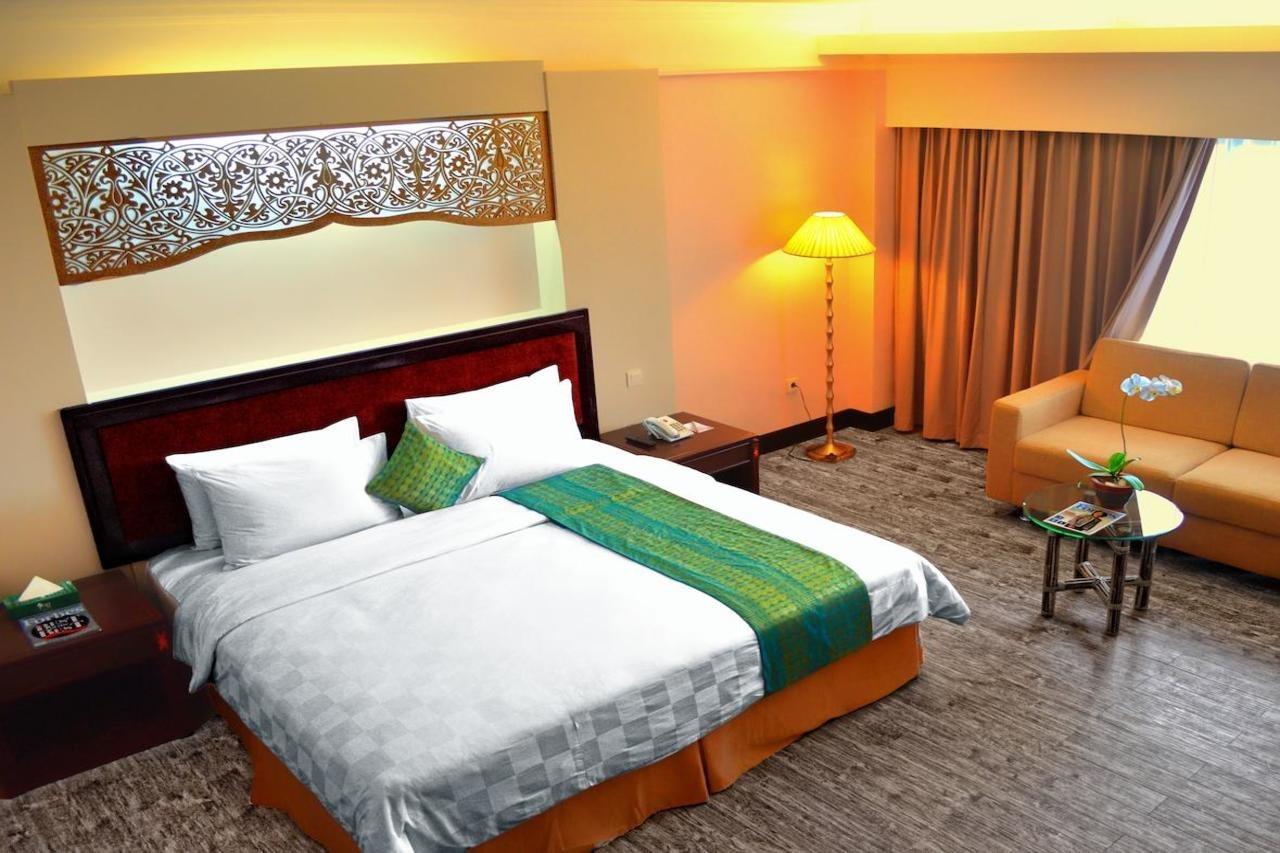 Kyriad Bumiminang Hotel Padang Kültér fotó