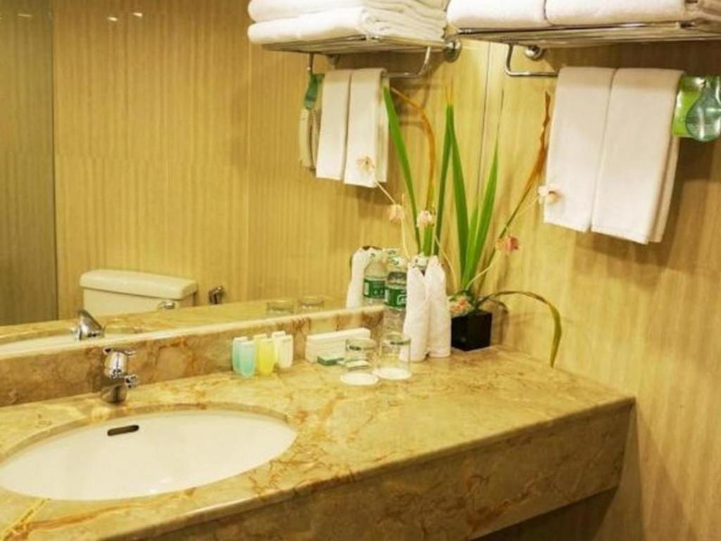 Kyriad Bumiminang Hotel Padang Kültér fotó