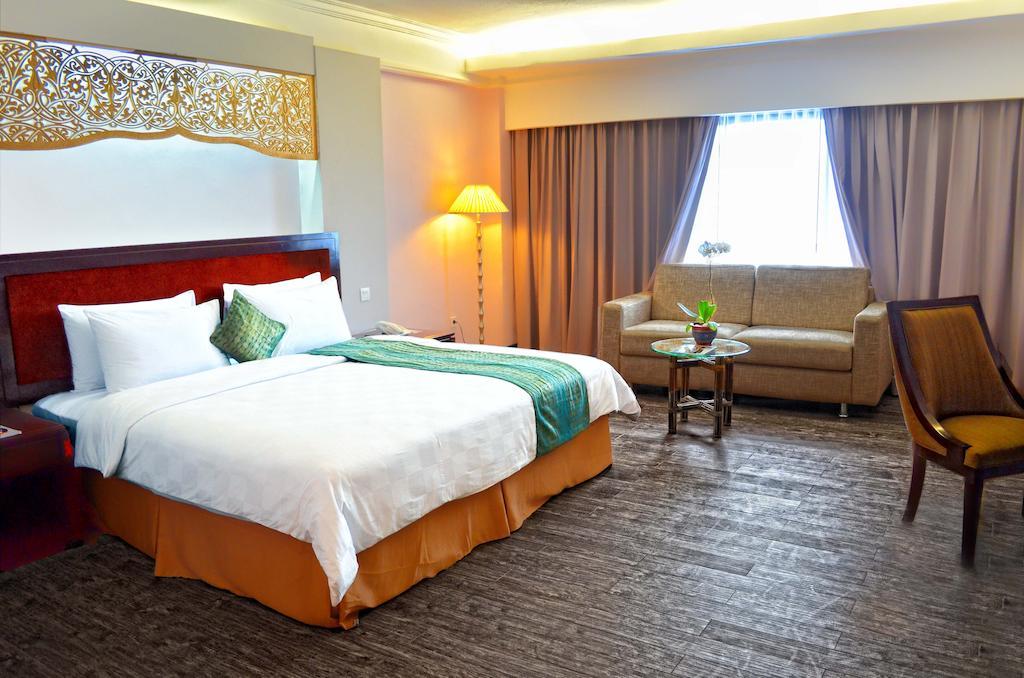 Kyriad Bumiminang Hotel Padang Kültér fotó